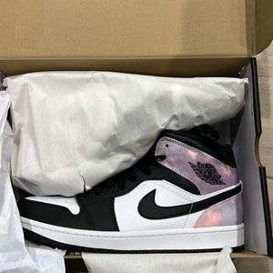 DS Jordan 1 Mid SE Black/Bleached Coral
